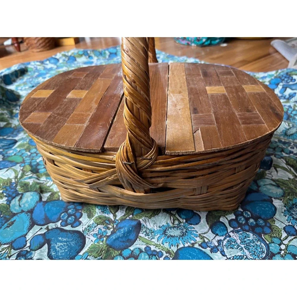 Vintage Wicker Picnic Basket Inlaid Wood Slat Split‎ Lid Oval Woven Reed Handle